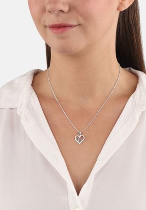 Collana d'argento con un ciondolo a forma di cuore, composto da due cuori intrecciati. La catena è delicata e si abbina al design e al colore del ciondolo.