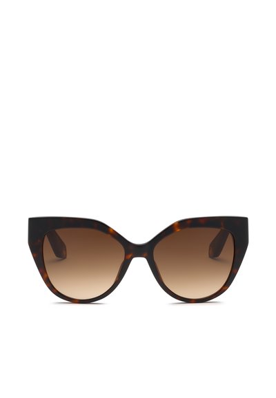 Lunettes de soleil œil de chat avec montures en écaille foncée et verres marron dégradés posées sur une surface blanche.