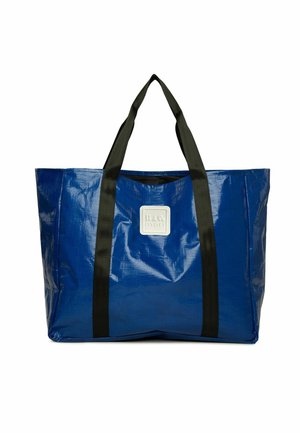 Borsa a spalla blu, durevole, realizzata in materiale lucido. Presenta manici neri e resistenti e una toppa rettangolare con il logo sul fronte.