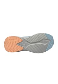 Suola di scarpa sportiva con una superficie grigia texturizzata, accenti arancioni e blu, caratterizzata da un motivo a zigzag per la trazione.