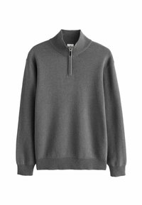 Suéter gris con un cuello alto y una cremallera de media longitud, puños acanalados y dobladillo inferior, fabricado en una suave tela de punto.