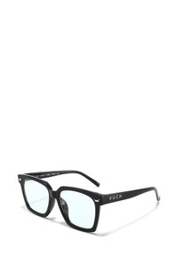 Černé obdélníkové sluneční brýle s průhlednými skly, s výrazným rámem a značkou "VUCH" na boku. Elegantní design a moderní textura.