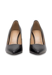 Pantofi cu toc înalt din piele neagră, cu vârf ascuțit și design cu decupaje. Textură netedă, cu interior bej. Siluetă elegantă.