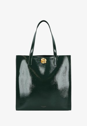Bolso tote de charol verde con dos asas largas, con un detalle de herrajes dorados en la parte frontal. Superficie lisa y brillante.