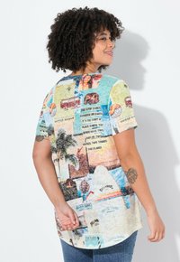 Korte mouwen shirt met een kleurrijke bedrukt ontwerp met strandmotieven, tekst en patronen, gemaakt van stof met een zachte textuur.