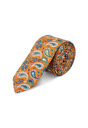 Orange silkeslips rullet sammen med et flerfarvet paisleymønster i blå, hvid og grøn på en hvid baggrund.