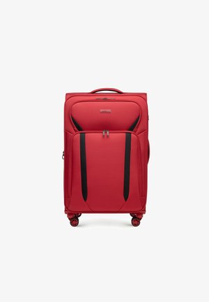 Rode rolkoffer met een robuuste textuur, zwarte accenten, een grote gegripte hoofdcompartiment, dubbele ritsen en vier wielen voor stabiliteit.