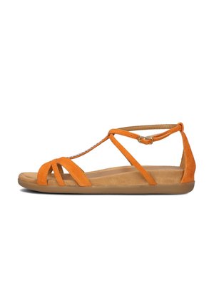 Oranje suède sandaal met meerdere straps, een platte zool en een gespsluiting rond de enkel. Heeft een gekussend voetbed voor comfort.