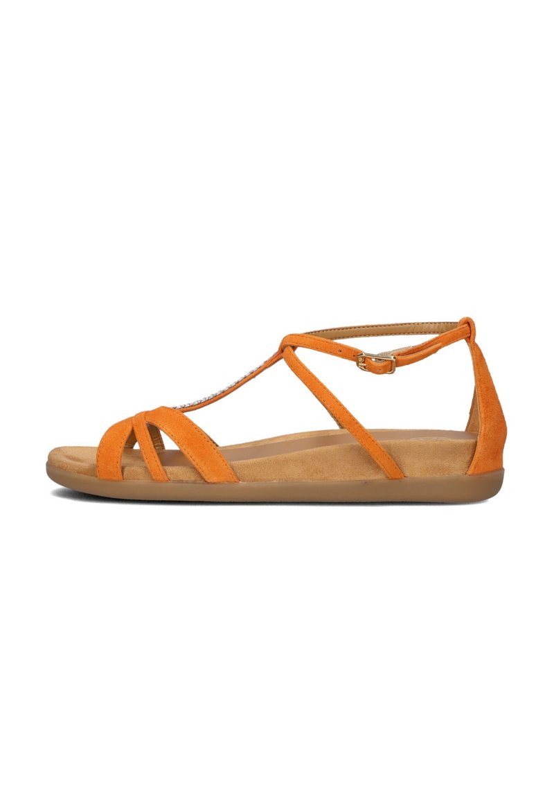 Oranje suède sandaal met meerdere straps, een platte zool en een gespsluiting rond de enkel. Heeft een gekussend voetbed voor comfort.
