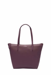 Bolso tote cuadrado en faux piel texturizada de color púrpura profundo. Presenta dos asas largas y un pequeño logotipo en la parte frontal. Cierre superior con cremallera.