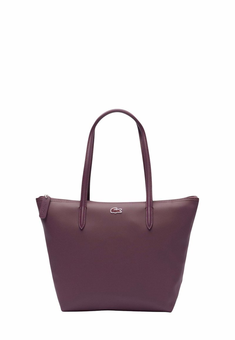 Bolso tote cuadrado en faux piel texturizada de color púrpura profundo. Presenta dos asas largas y un pequeño logotipo en la parte frontal. Cierre superior con cremallera.