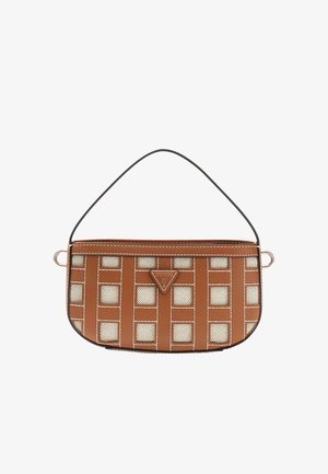 Sac rectangulaire tissé marron et beige avec coutures blanches, poignée courte et plaque triangulaire avec logo Guess au centre.