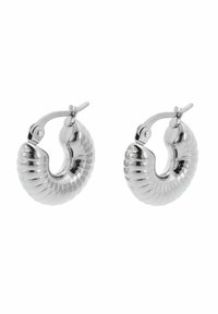 Zilveren oorringen met een spiraalvormig ontwerp en geribbelde textuur. Het metaal heeft een glanzende en gladde afwerking, wat een moderne uitstraling benadrukt.