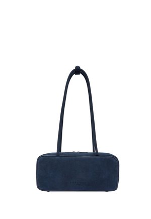 Rechteckige dunkelblaue Wildleder-Schultertasche mit doppelten Trägern und einem Reißverschluss oben.