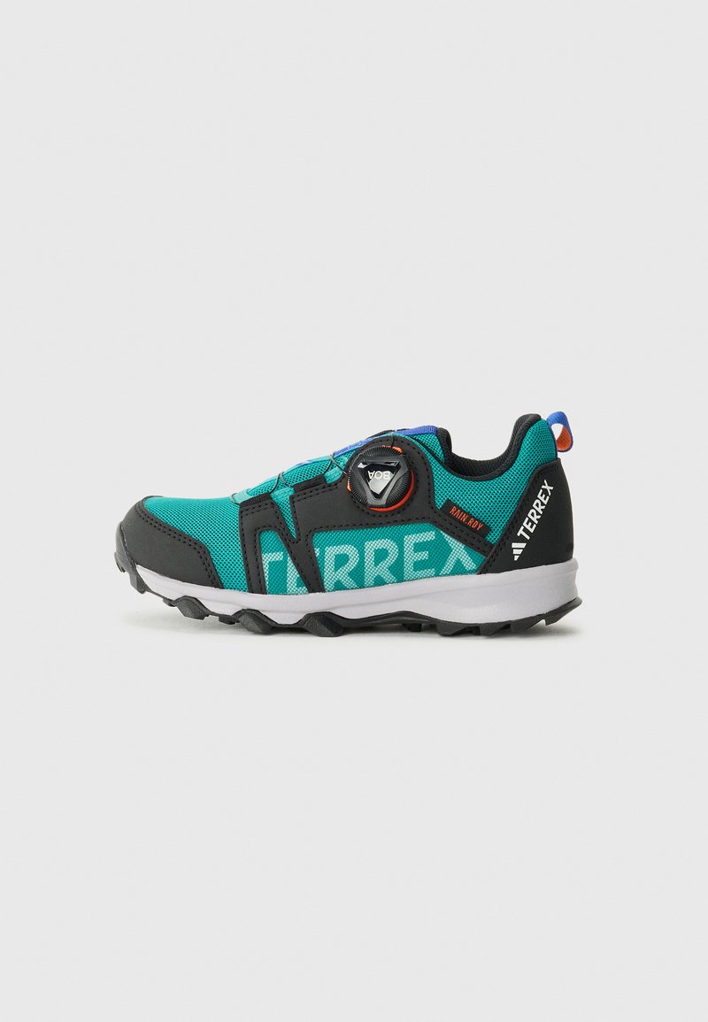 Teal og svart treningssko med mesh-overdel, BOA snøresystem og robust såle. Merkbar "TERREX" logo i fete bokstaver.