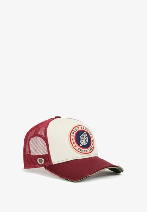 Casquette de camionneur avec un dos en maille rouge et un panneau avant blanc, ornée d'un logo circulaire bleu et blanc ; visière incurvée et fermeture à pression réglable.