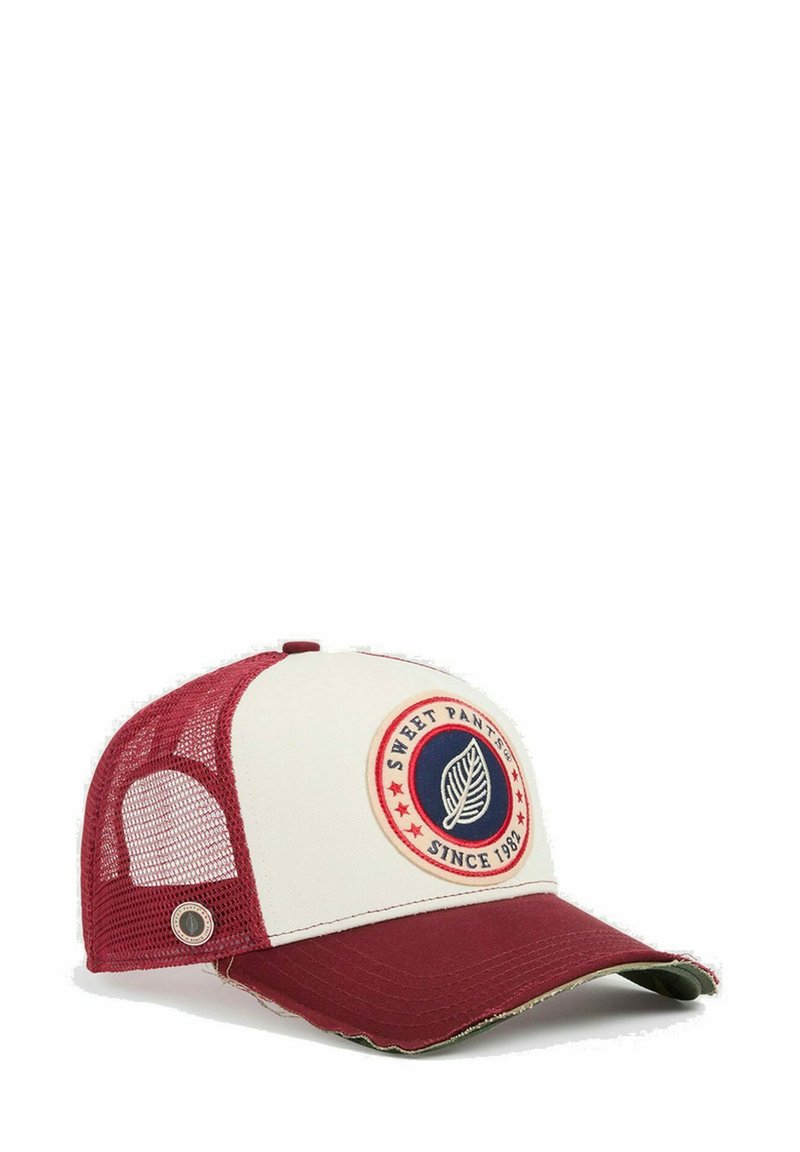 Casquette de camionneur avec un dos en maille rouge et un panneau avant blanc, ornée d'un logo circulaire bleu et blanc ; visière incurvée et fermeture à pression réglable.