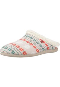 Pantufla blanca con ribete de felpa, que presenta un patrón multicolor de copos de nieve y animales en rojo y verde azulado. Parte superior de textil suave con suela de goma.