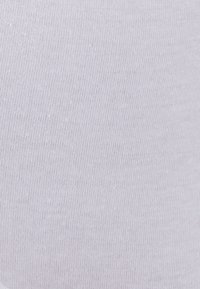 Tissu en coton blanc avec une texture à fines côtes, tissé de manière homogène, présentant de petites speckles pour un intérêt visuel accru. Convient à différents vêtements.