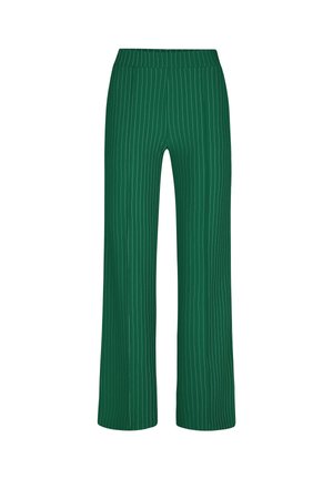 Groene broek met wijde pijpen, dunne verticale witte fijnstrepen en een elastische tailleband op een witte achtergrond.