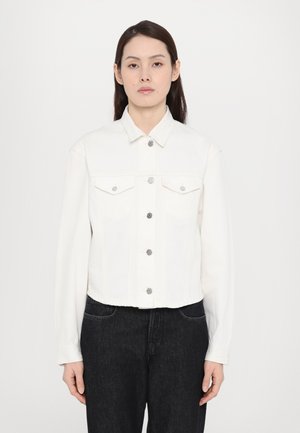 Giacca di denim bianco con dettagli in argento, due tasche sul petto e un design cropped. Maniche lunghe con polsini a bottoni. Tessuto testurizzato.