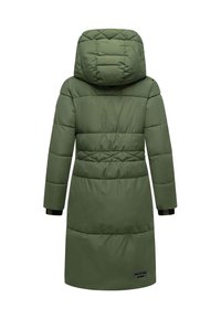 Lång olivgrön vadderad vinterjacka med huva och quiltade sektioner, sedd bakifrån.