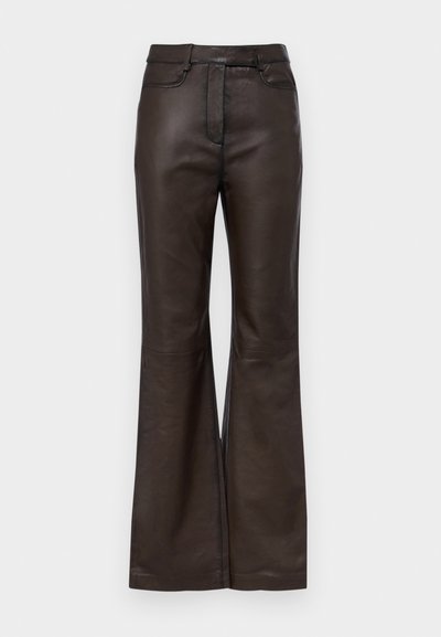 REMAIN STRAIGHT LEG - Pantalon en cuir - carafe