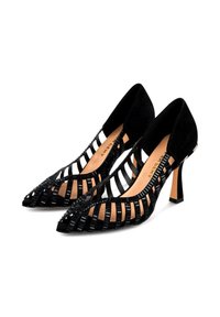 Schwarze High Heels mit Ausschnitt-Design, aus Wildleder und Kunststoffakzenten, mit spitzer Zehe und schlankem Absatz.