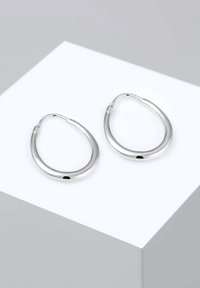 Sølv hoops øreringe med en glat, poleret overflade. Deres dråbeform har en sikker lås og et sømløst design.