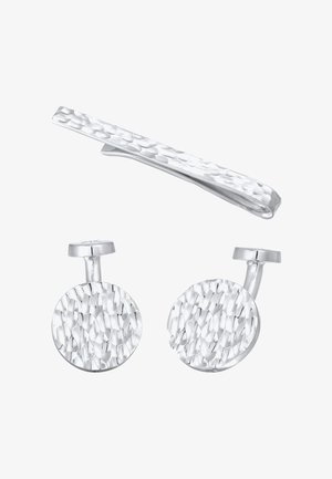 Silberne Manschettenknöpfe mit einer strukturierten, gehämmerten Oberfläche, kombiniert mit einer passenden Krawattenklammer, die dasselbe Muster und ein poliertes Design aufweist.