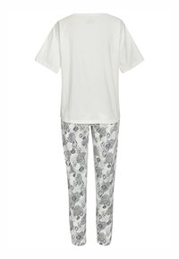 Weißes Baumwoll-T-Shirt mit kurzen Ärmeln und rundem Halsausschnitt, kombiniert mit grauen gemusterten Hosen, die Muscheldesigns in Schwarz aufweisen.