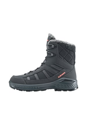 Botte de randonnée noire imperméable avec tige en synthétique, accents texturés, col en fausse fourrure et semelle en caoutchouc robuste pour une meilleure adhérence.