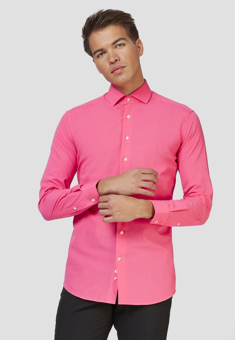 Camicia a maniche lunghe rosa con colletto button-down, caratterizzata da un taglio slim, una texture liscia e bottoni bianchi lungo la parte frontale e sui polsini.
