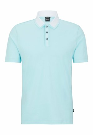 Polo de manga corta de color azul claro con cuello blanco, tapeta de tres botones y pequeña etiqueta negra de la marca BOSS en la costura lateral.