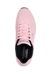 Helle rosa Sneaker mit durchbrochener Gestaltung, weißer Sohle und flachen Schnürsenkeln. Verfügt über ein schwarzes Innenfutter und das Etikett "SKECHERS Air-Cooled Memory Foam".