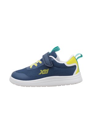 Zapatilla infantil azul y amarilla con suela blanca, cordones amarillos, tira de velcro y presillas turquesa en la lengüeta y el talón.