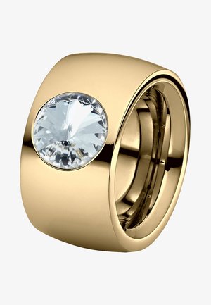 Gouden ring met een gladde, gepolijste afwerking, met een grote, facette heldere edelsteen gezet in een ronde montuur aan de voorkant.