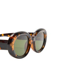 Okulary przeciwsłoneczne w kolorze muszli żółwia z zaokrąglonymi soczewkami, ciemnozielonym odcieniem i gładkim, błyszczącym wykończeniem. Grube oprawki z subtelnym wzorem.