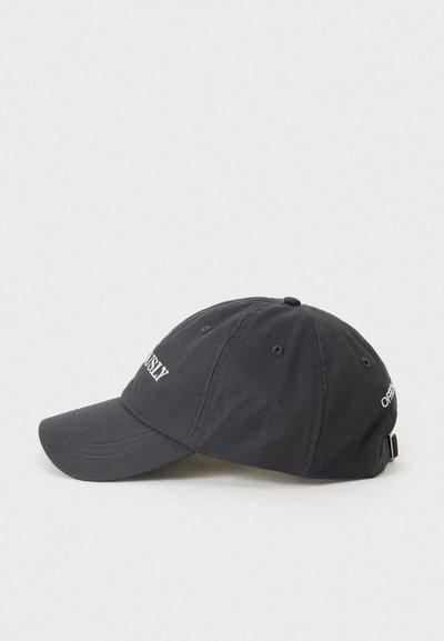 Casquette de baseball en coton noir avec visière incurvée et texte brodé blanc à l'avant et sur le côté, sangle ajustable à l'arrière.