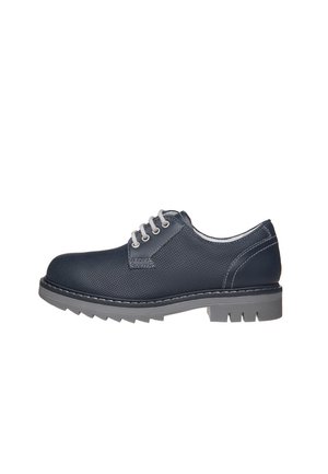 Scarpa non stringata blu navy con tomaia perforata e dettagli grigi. Solido suole in gomma con un motivo di grip testurizzato e cuciture a contrasto.