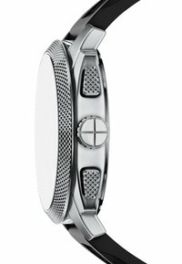 Stålur med en poleret sølvfinish, tekstureret bezel og sort gummirem. Inkluderer trykknapper med et geometrisk mønster.