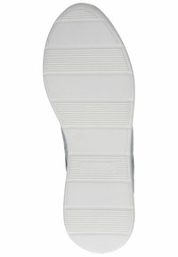 Bílá gumová podrážka boty s texturovanými drážkami a žebry, obsahující hladké části a malý detail loga v blízkosti oblasti paty.