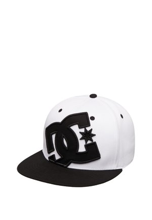Cappello bianco e nero con visiera piatta nera e grande logo nero DC sul pannello frontale.