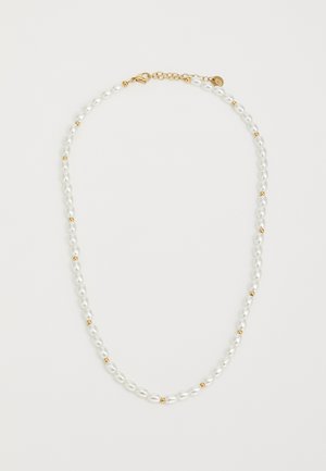 Collier en perles de culture avec des perles ovales blanches alternées et de petites perles dorées, doté d'un fermoir en or. Texture lisse dans l'ensemble.