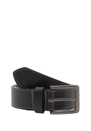 Ceinture en cuir noir avec une finition texturée, boucle en métal argenté et surpiqûres blanches contrastantes le long des bords. Design ajustable pour s'adapter.