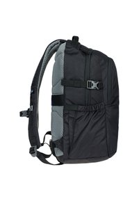 Zaino con tessuto nero resistente, accenti in rete grigia, spallacci regolabili, tasca laterale e chiusura a fibbia. Forma rettangolare con pannello imbottito.