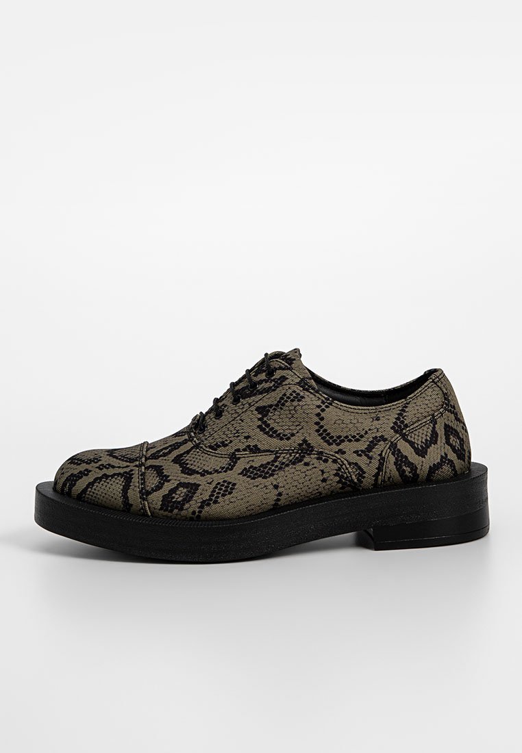 Zapatos con cordones