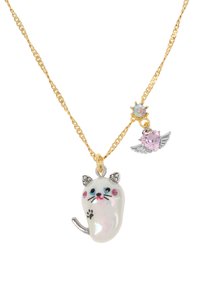 Collana in oro con un pendente a forma di gatto bianco lucido, impreziosito da accenti rosa e blu, un ciondolo a forma di cuore rosa e piccoli dettagli a forma di ali.