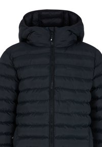 Chaqueta de plumas negra con capucha, con textura acolchada, cierre de cremallera y puños elásticos. Fabricada con material aislante y ligero.