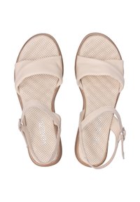 Beige leren sandalen met brede banden, geperforeerde binnenzool en verstelbare enkelriem. Gladde textuur en plat zoolontwerp.
